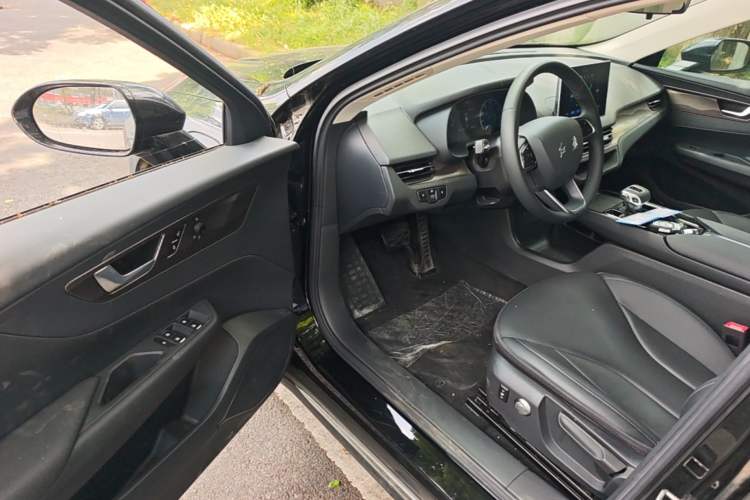 Used Hongqi E-QM5 2024 450km Range Commuter Version
