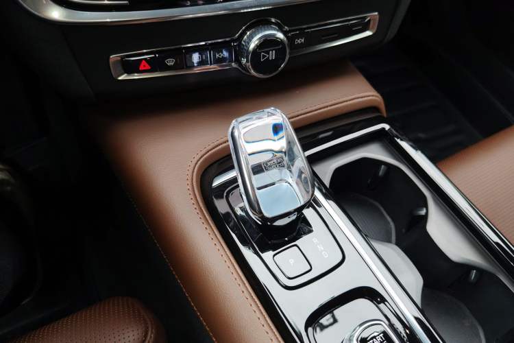 Used Volvo S90 New Energy 2025 Plug-in Hybrid Four-Wheel Drive Long-Range Luxury Smart Edition Gear Lever