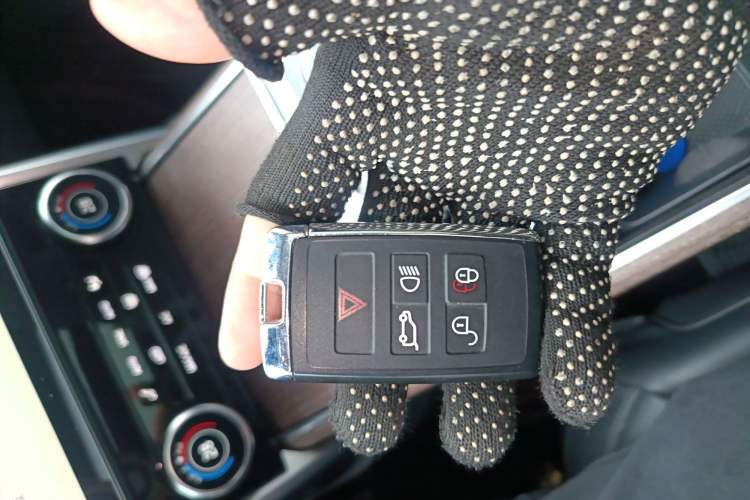 Used Land Rover Range Rover 2023 3.0 L6 400 PS Extended Long-Wheelbase Version