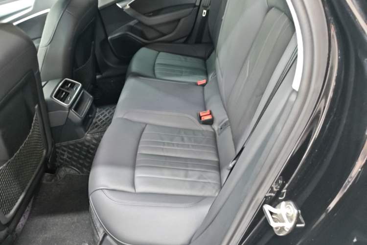 Ojetý Audi A6 2022 allroad quattro Explorer 55 TFSI Prestige Off-Road Model