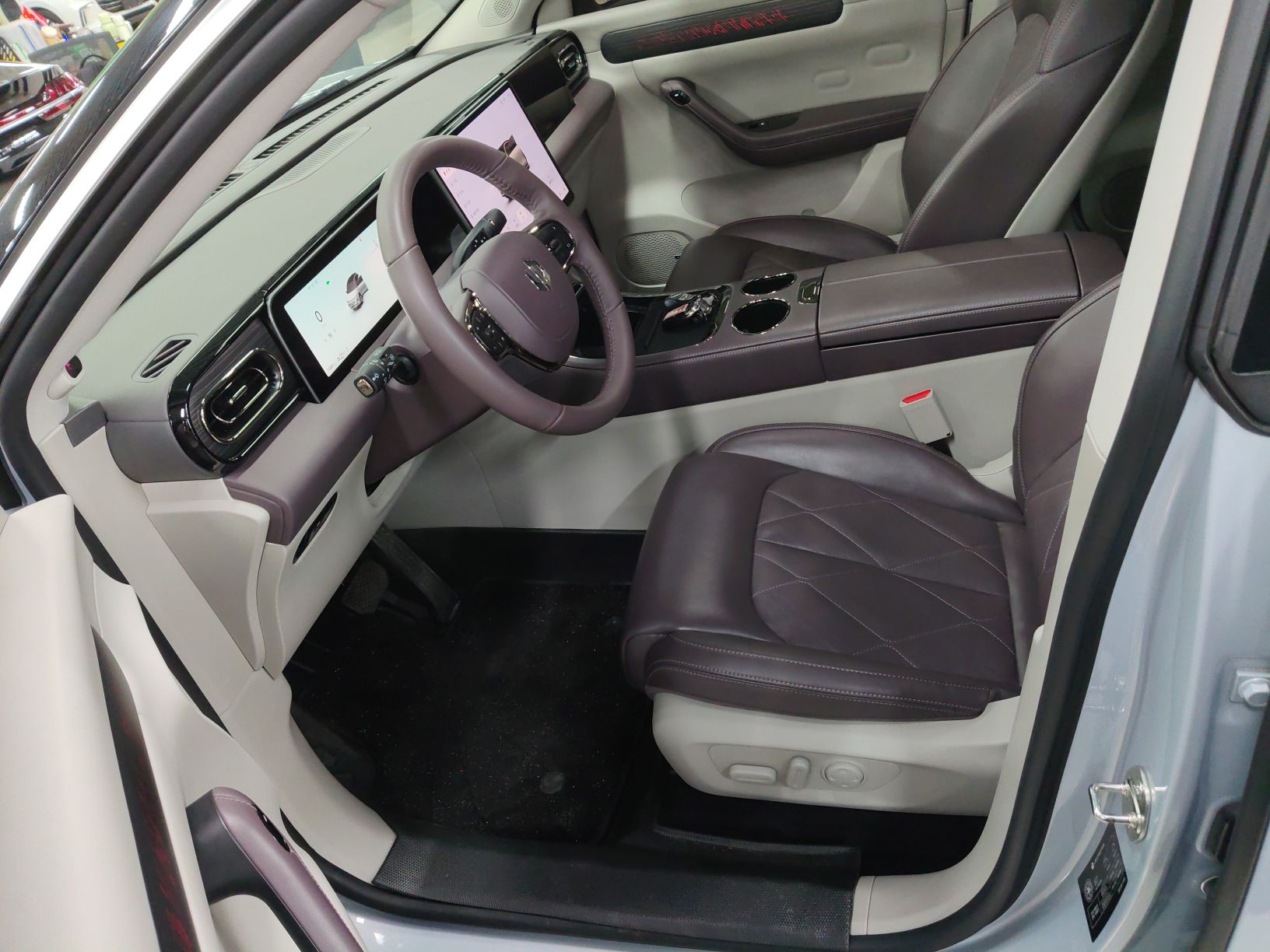 المقاعد الأمامية داخل السيارة