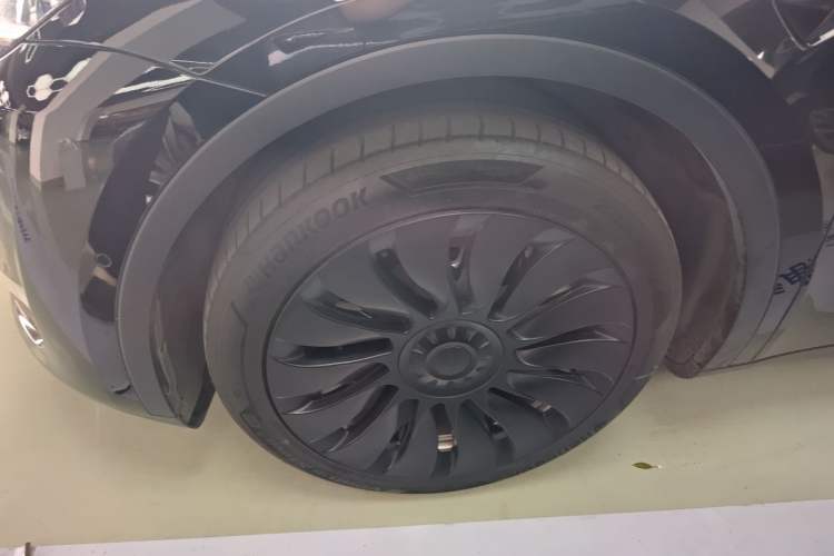 Used Tesla Model Y 2021 Standard Range Rear-Wheel Drive Version Left Front Wheel Hub