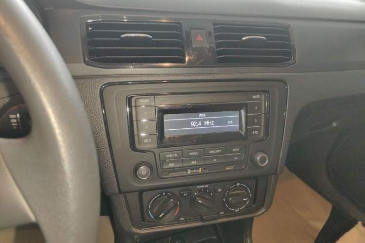 Used Volkswagen Santana 2016 1.6L Automatic Fashion Edition Audio And AC Panel