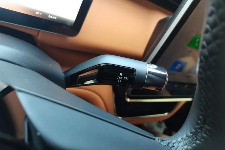 Used Geely Galaxy LEVC L380 2024 140-Degree 6-Seater All-Wheel-Drive Ultra