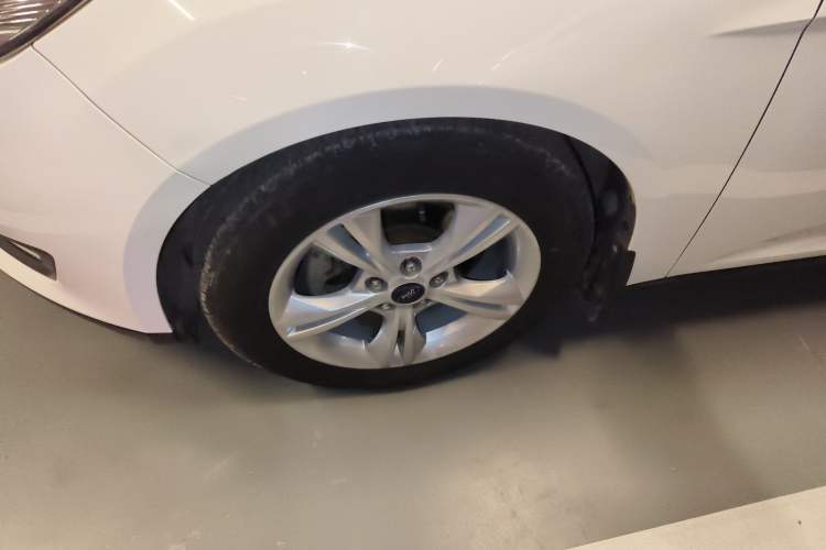 Used Ford Focus 2015 Hatchback 1.6L Automatic Comfort Model Left Front Wheel Hub