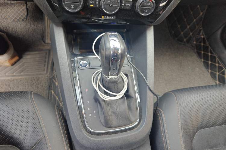 Used Volkswagen Sagitar 2018 280TSI DSG Luxury Model Gear Lever