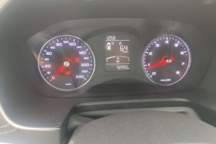 Used Roewe RX5 2018 20T Two-Wheel Drive Manual Flagship Edition Odometer Close Up