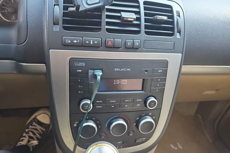 Used Buick GL8 2014 2.4L Executive Edition Audio And AC Panel