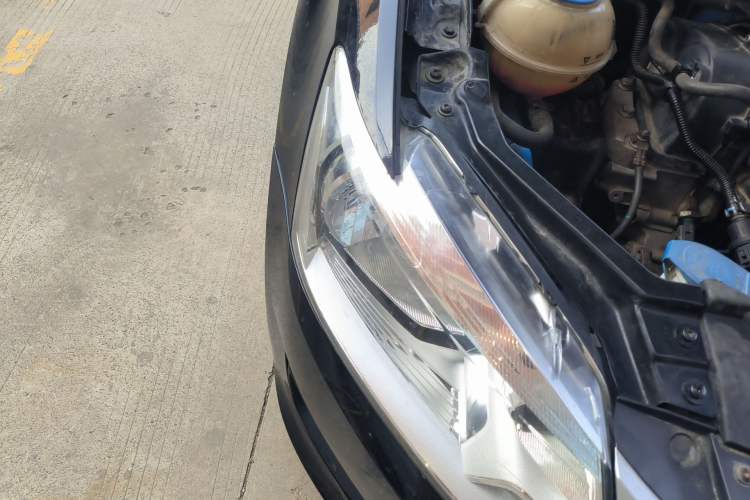 Used Volkswagen Santana 2015 1.6L Automatic Comfort Edition Right Front Headlight