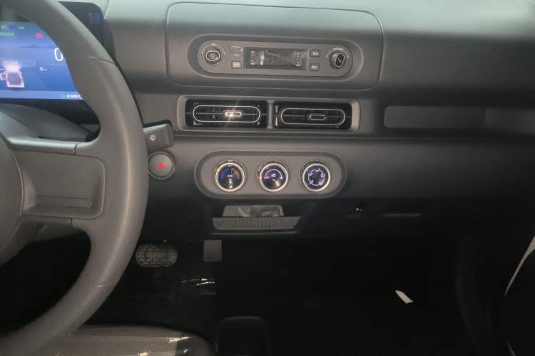 Used Wuling Zhiguang New Energy 2025 Model 305km Ambitious Edition Audio And AC Panel