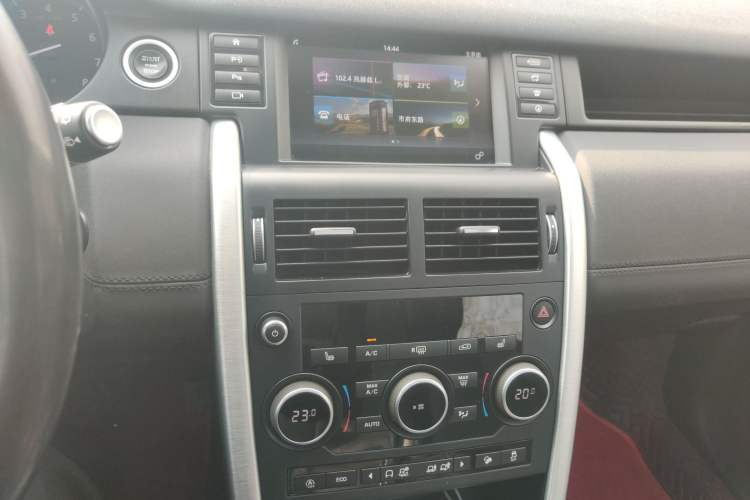 Used Land Rover Discovery Sport 2017 2.0T HSE Audio And AC Panel