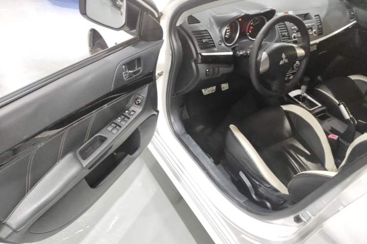 Used Mitsubishi Lancer EX 2016 1.8L CVT Black-and-White Retro Edition