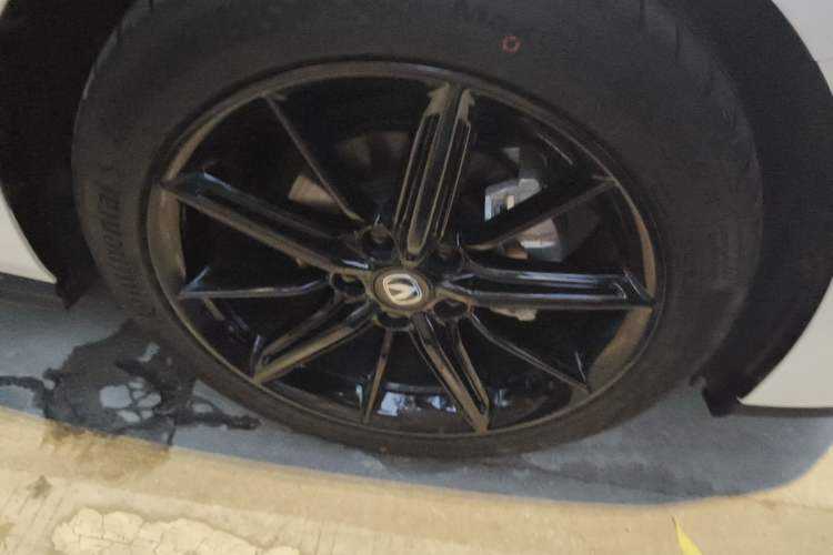 Used CHANGAN UNI-V 2023 1.5T Prestige Model Right Front Wheel Hub
