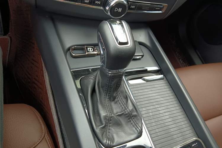 Used Volvo XC60 2019 T5 4x4 Smart Edition China VI Standard Gear Lever