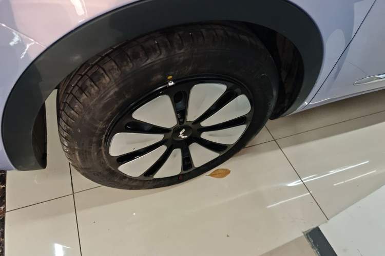 Used Wuling Bingo 2025 333 km Lingxi Deluxe Edition Left Front Wheel Hub