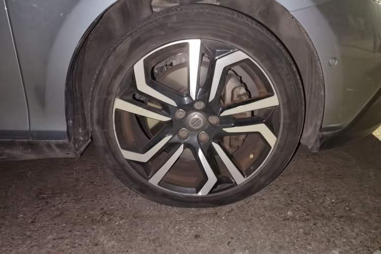 Used Volvo V40  Right Front Wheel Hub