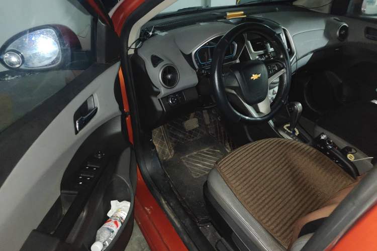 Used Chevrolet Aveo Sonic 2014 Hatchback 1.6 SX AT Fashion Edition Driver Seat