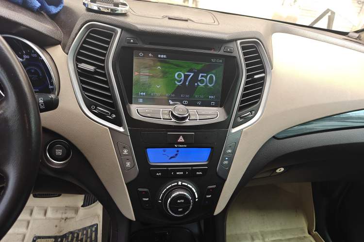 Used Hyundai Santa Fe 2013 2.4L Automatic Two-Wheel Drive Smart Version Audio And AC Panel