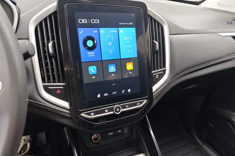 Used Baojun 530 2021 Global Car Anniversary Edition 1.5T Manual Luxury Model 6 Seats Audio And AC Panel