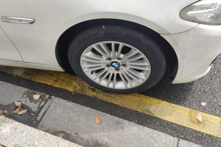 Used BMW 5 Series 2013 525Li Leading Model
