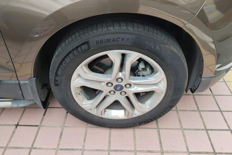 Used Ford Edge 2016 EcoBoost 245 Two-Wheel-Drive Titanium 7-Seater Right Front Wheel Hub