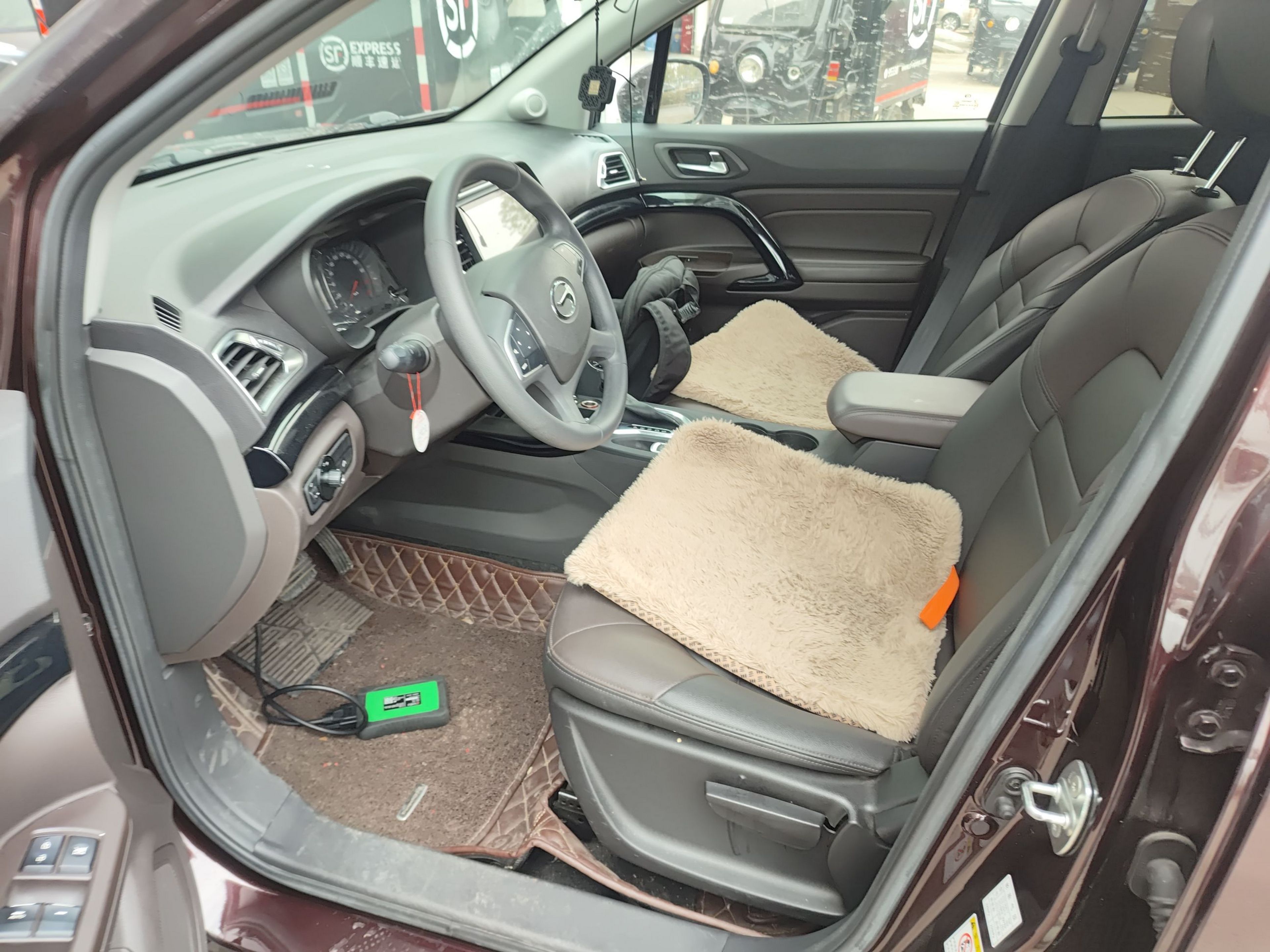 المقاعد الأمامية داخل السيارة