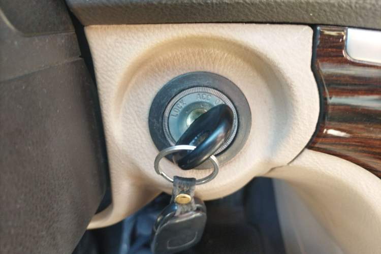 Used Hyundai Santa Fe Classic 2011 2.4 Comfort Edition 7-Seater Two-Wheel Drive Vehicle Key