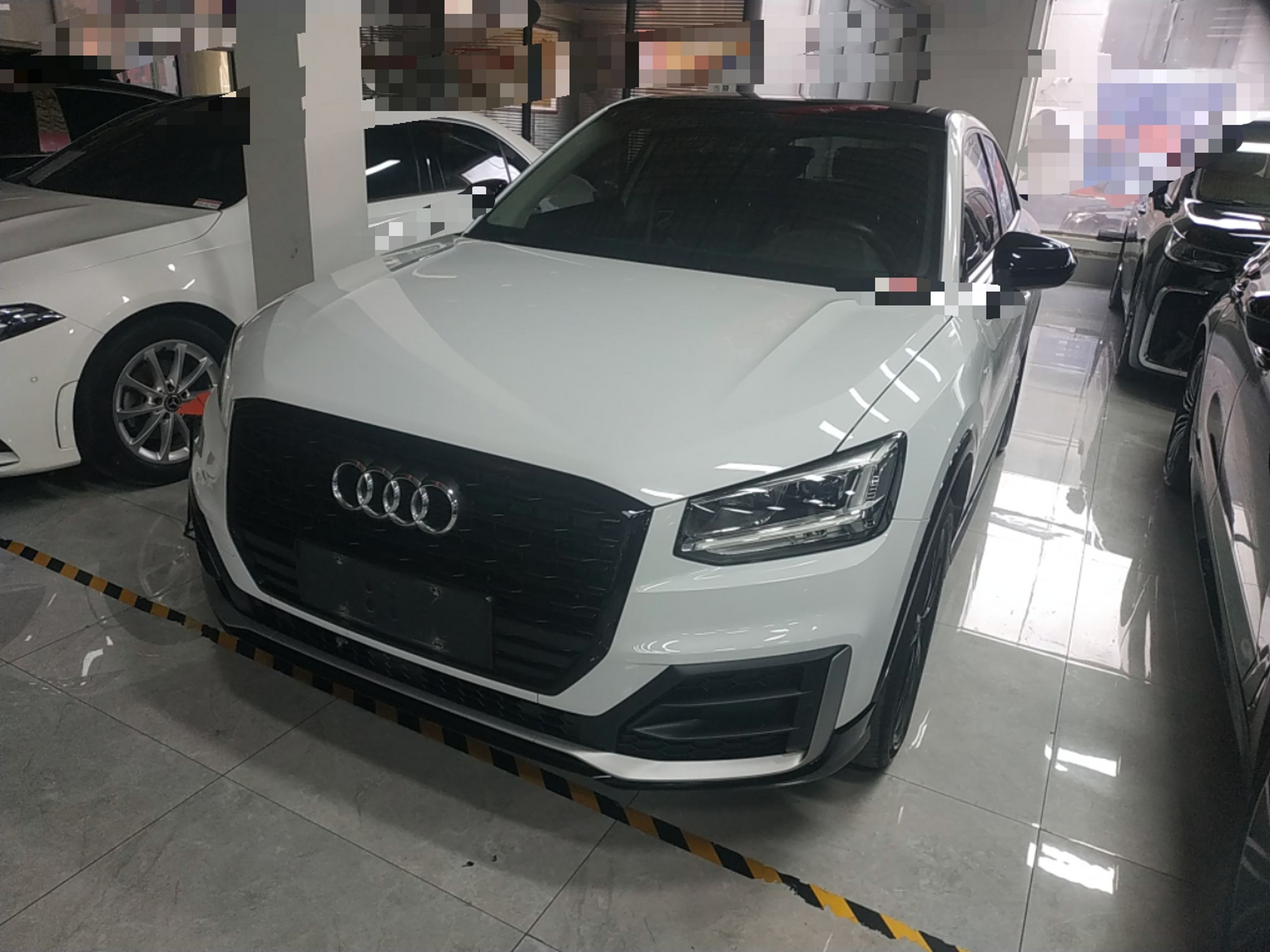 تحت مقدمة السيارة