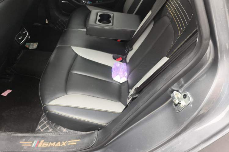 Used Roewe i6 MAX 2020 300TGI Automatic Supreme Edition with Cool Sunroof and Advanced Driving Features