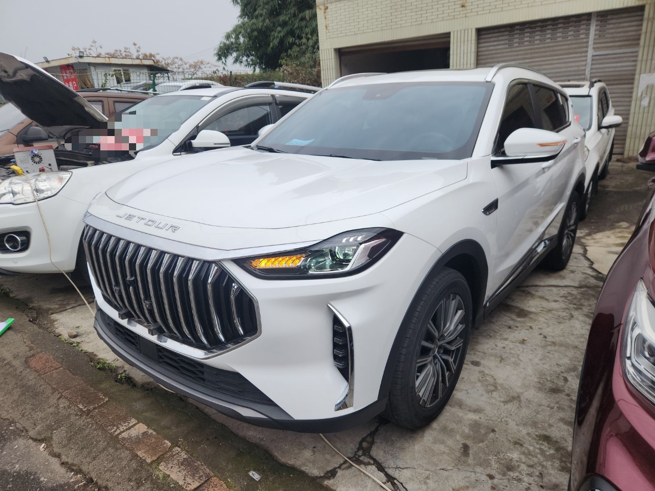 تحت مقدمة السيارة