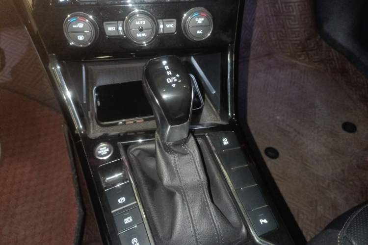 Used Volkswagen Passat 2019 330TSI Luxury Edition China VI Standard Gear Lever