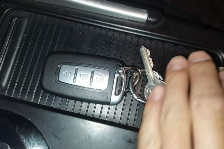 Used Hyundai Sonata 2014 2.4L Automatic Luxury Version China IV Standard Vehicle Key