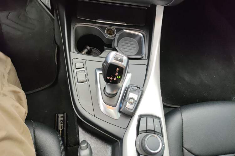 Used BMW 2 Series 2014 220i Leading Model Gear Lever