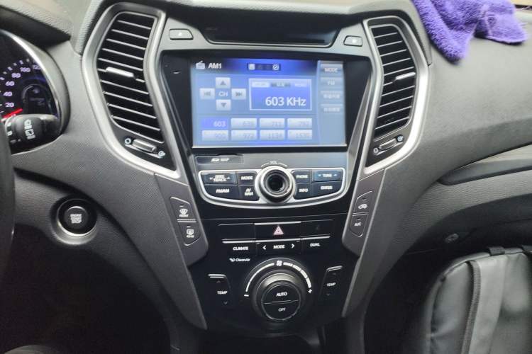 Used Hyundai Santa Fe 2015 2.0T Automatic Two-Wheel Drive Smart Version 5 Seats