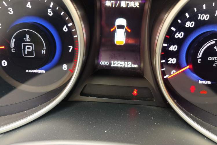 Used Hyundai Santa Fe 2015 2.0T Automatic 4x4 Top-Grade 7-Seater Odometer Close Up