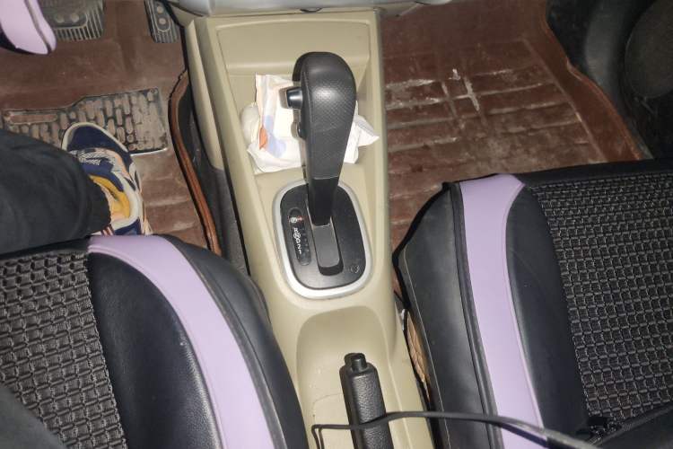 Used Venucia R50 2013 1.6L Automatic Fashion Edition Gear Lever