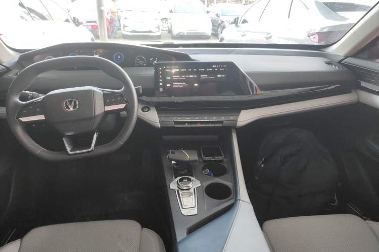 Used Changan UNI-V iDD 2023 ZhiDian iDD 1.5T 113km Smart & Fun Version
