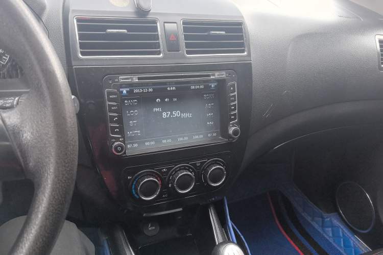 Used FORTHING Joyear X5 2013 1.6L Manual Luxury Model China IV Standard Audio And AC Panel