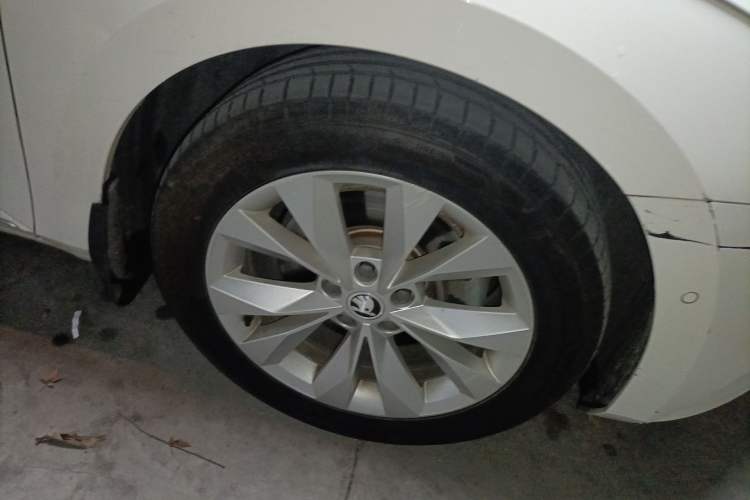 Used Skoda Superb 2019 Restyled TSI330 DSG Comfort Edition Right Front Wheel Hub