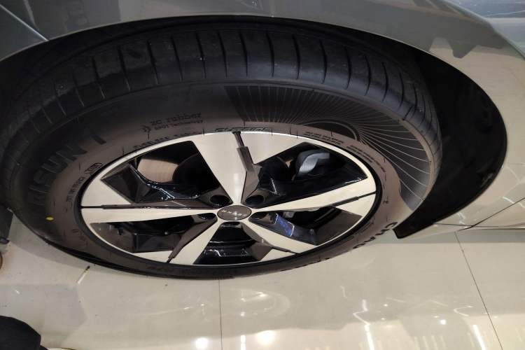 Used Zeekr 001 2022 Long-Range Dual-Motor WE Edition Left Front Wheel Hub