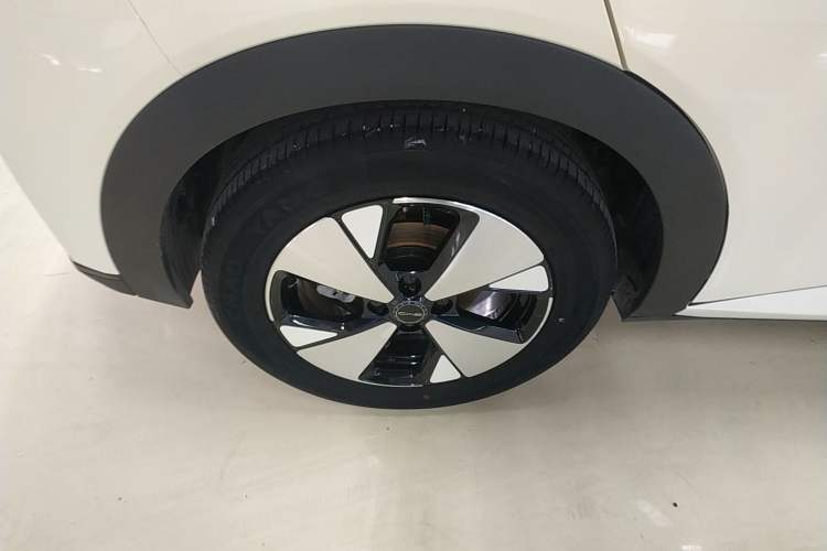 Used BYD Dolphin 2023 420 km Fashion Edition Right Rear Wheel Hub