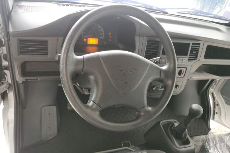 Used Wuling Zhiguang 2023 1.5L Practical Version 5/7 Seats Steering Wheel