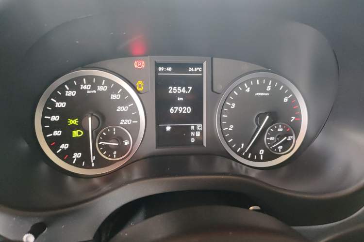 Used Mercedes-Benz Vito 2021 2.0T Elite Version 8 Seats Odometer Close Up