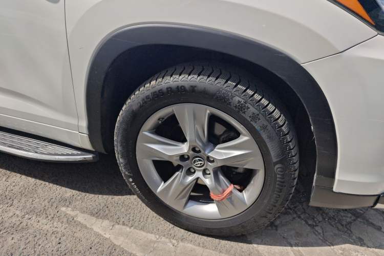 Used Toyota Highlander 2018 2.0T Four-Wheel Drive Luxury Edition 7 Seats China V Emission Standard Right Front Wheel Hub