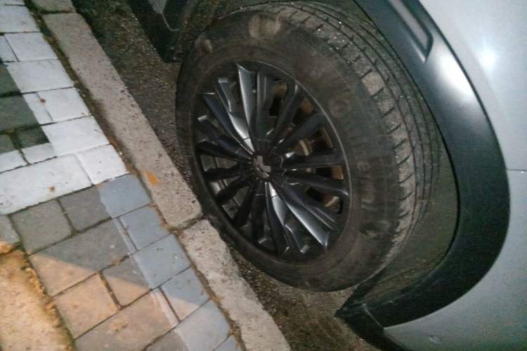 Used Nio ES8 2022 75 kWh 7-Seater Version Right Front Wheel Hub