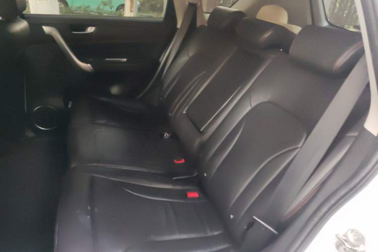 Used Haval H6 2015 Upgraded Model 1.5T Manual Two-Wheel Drive Prestige Version
