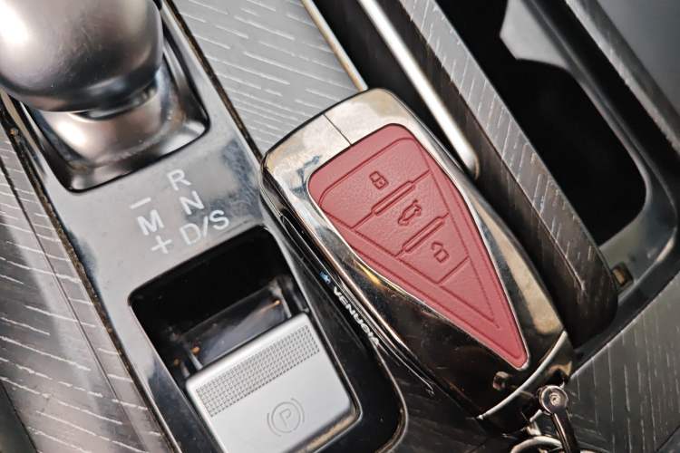 Used Venucia V 2022 260T Black Horse Edition · Idol Vehicle Key