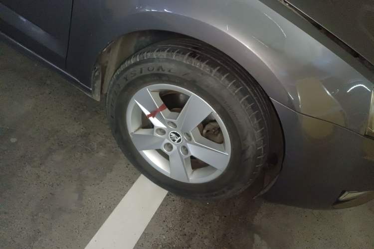 Used Skoda Octavia 2015 1.6L Manual Eado Edition Right Front Wheel Hub