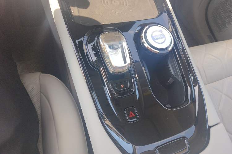 Used Volvo EM90 2025 Ultra Six-Seater