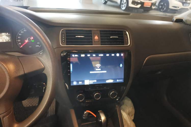 Used Volkswagen Sagitar 2014 1.6L Automatic Fashion Model Audio And AC Panel